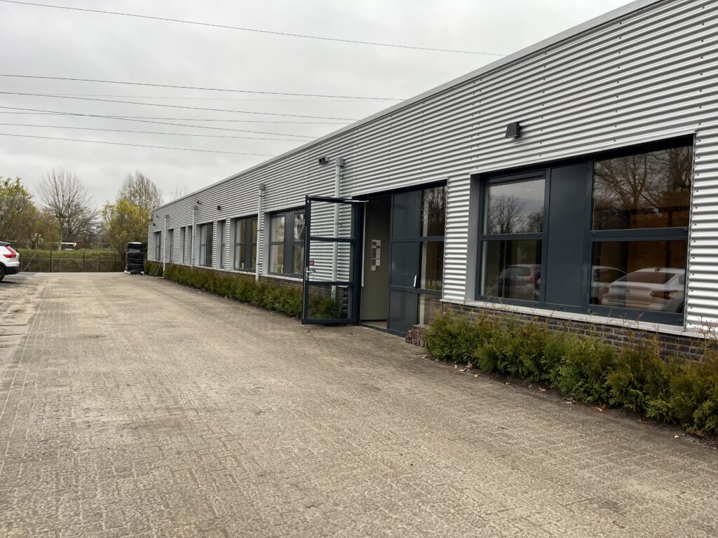 De ingang bevindt zich aan de (linker)zijkant van het pand