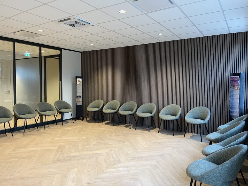 Direct bij binnenkomst kom je bij de wachtruimte