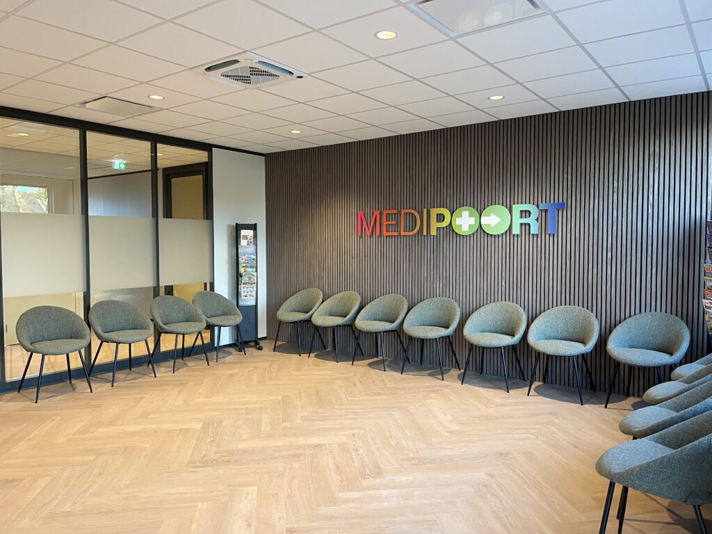 Direct bij binnenkomst kom je bij de wachtruimte